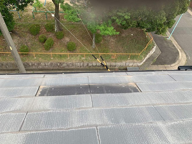 カラーベストの一部が劣化によってズレ落ちた様子