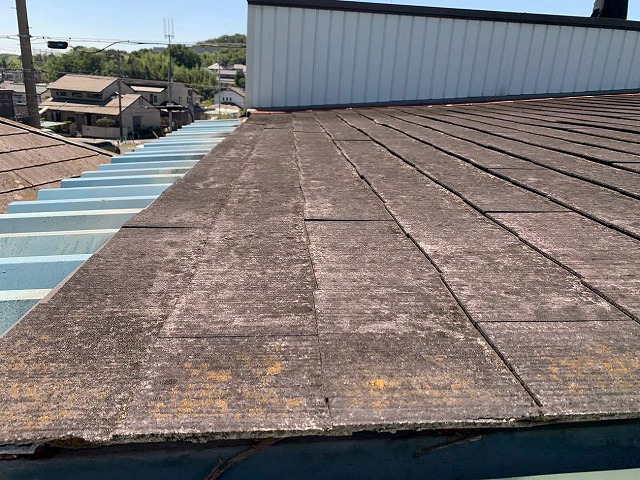 折板屋根の上にカバー工法でスレート屋根を施工している住宅の屋根