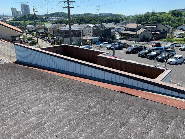 スレート屋根に色あせや塗膜剝がれ、苔などの劣化を確認