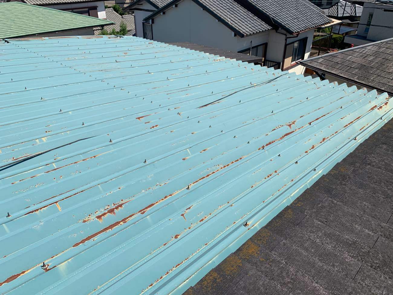 サビが目立っている折板屋根