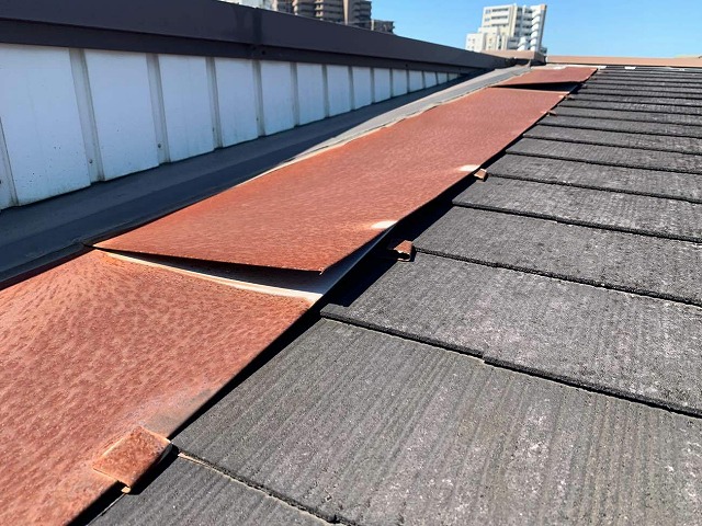 スレート屋根の板金役物にサビの症状を確認