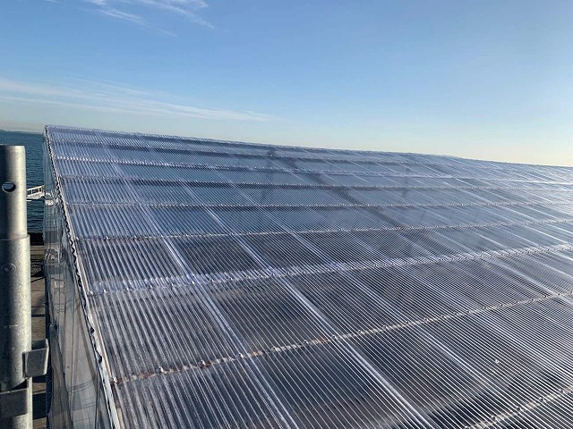 海の近くの商業施設の屋根のポリカ波板を張り替えた後の様子