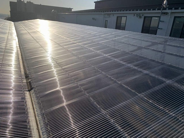 ポリカ屋根の張り替え工事が終わり夕日が当たっている様子