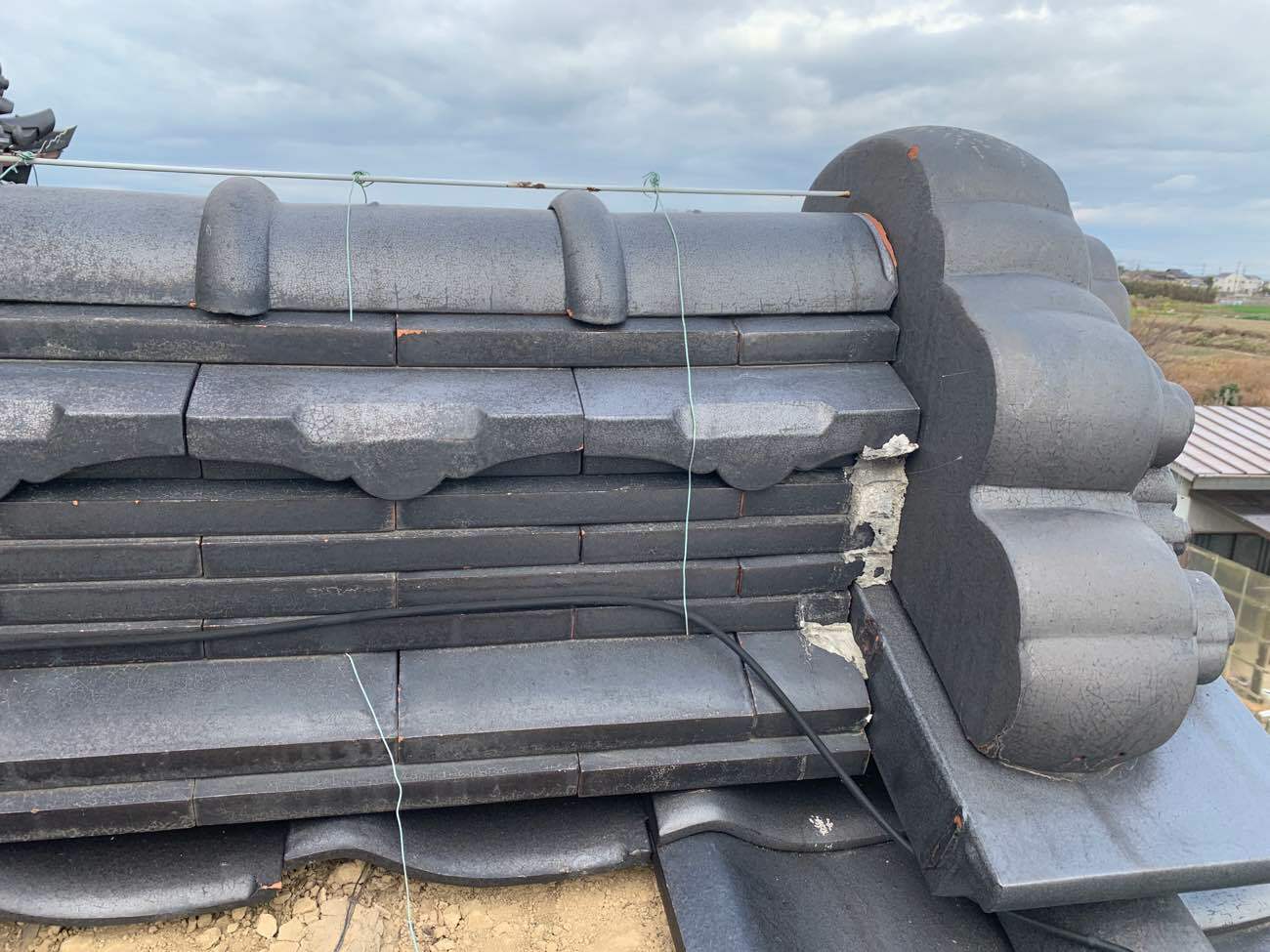 取り外した瓦の下