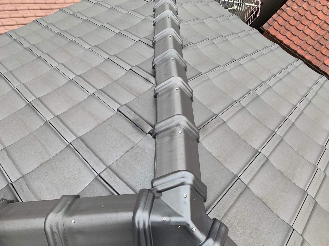 歪みが生じている棟瓦