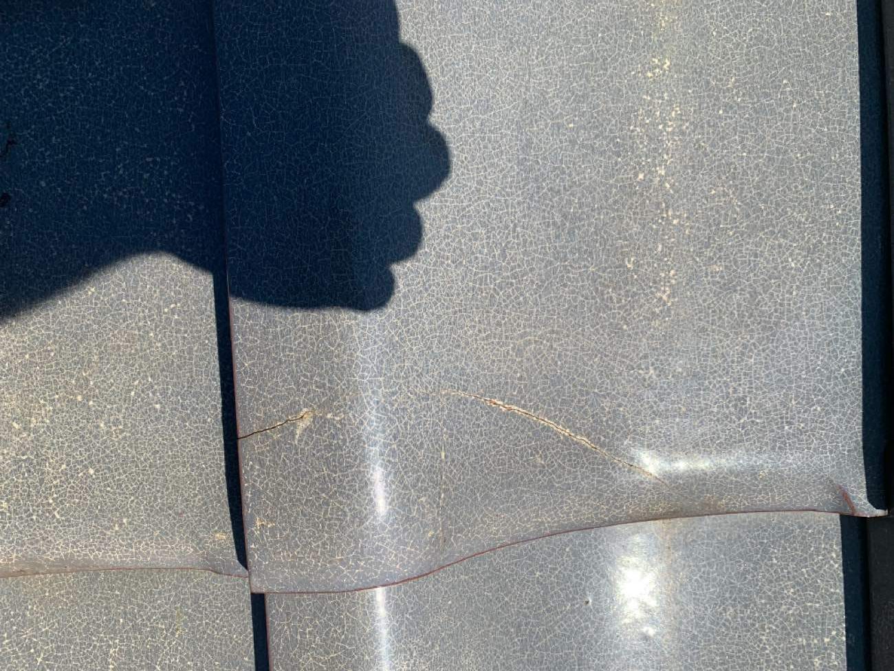 割れてしまっている瓦