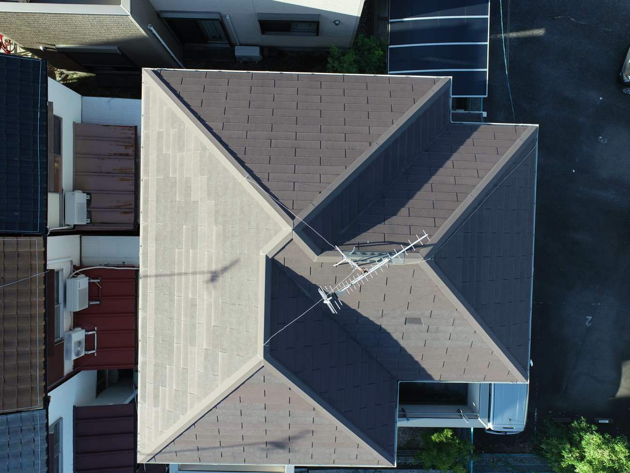 カラーベストの屋根をドローンで調査