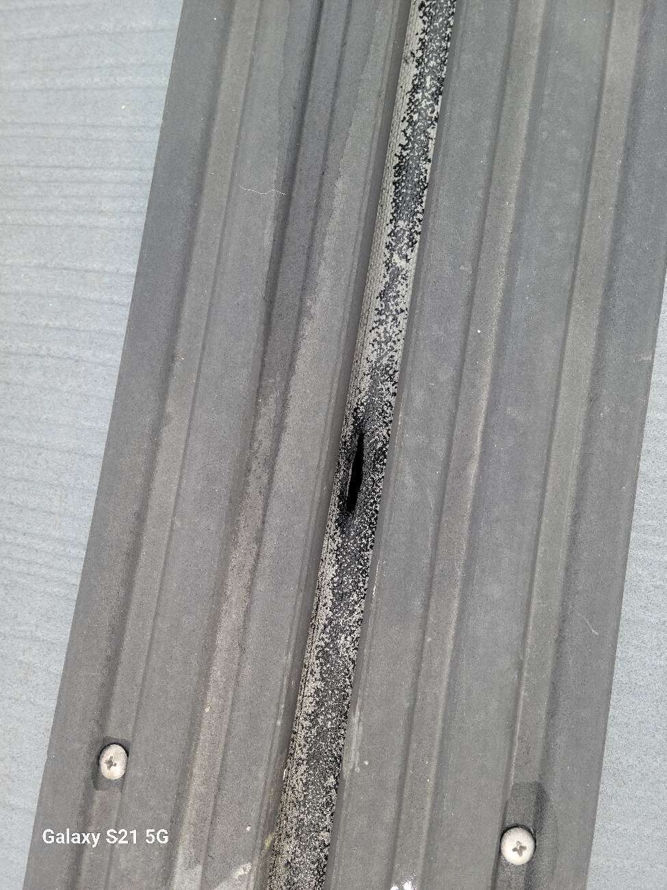 防水シートに穴が空いている