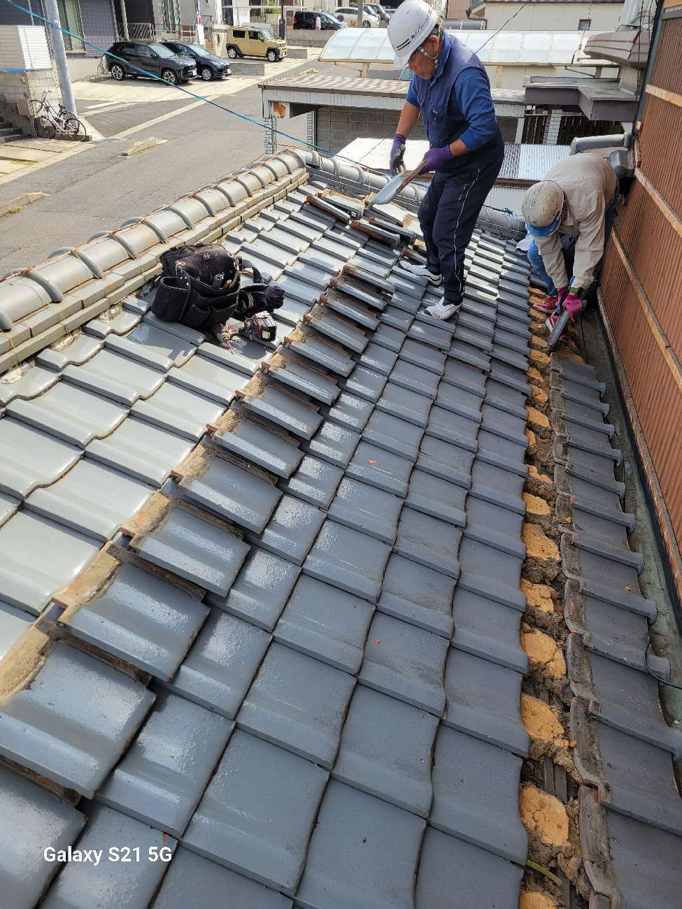 周辺の瓦と谷板金の取り除き
