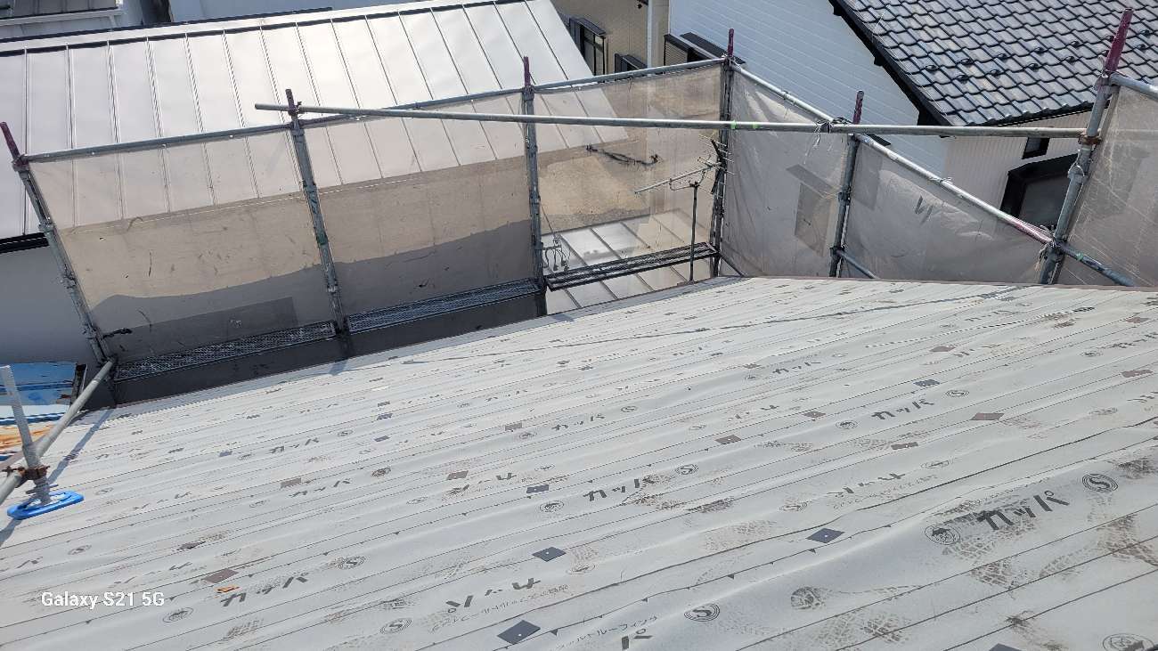 屋根に防水シートを設置