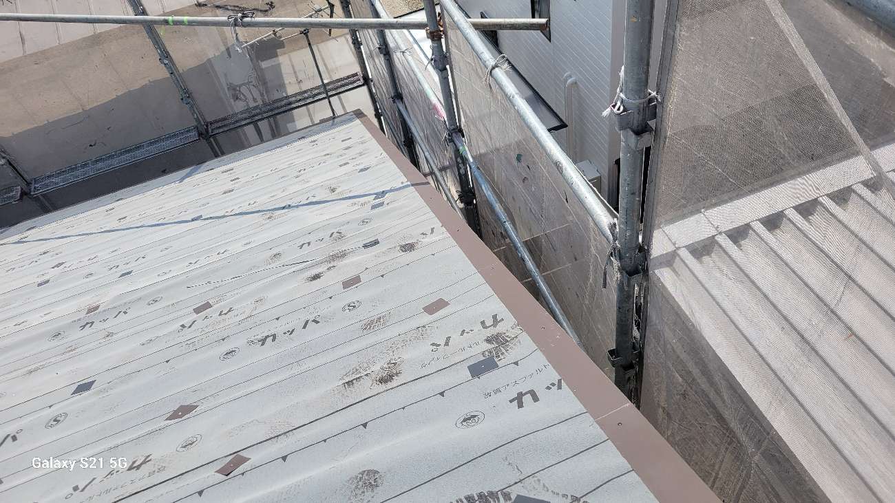 水切り板金を取り付け終えた様子