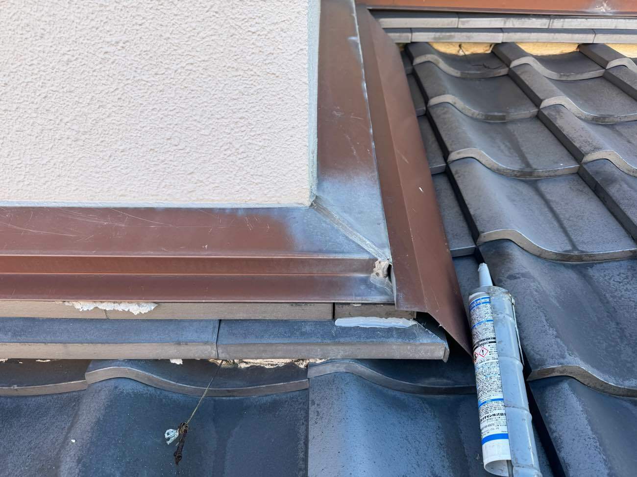 コーキングによるのし瓦の補修