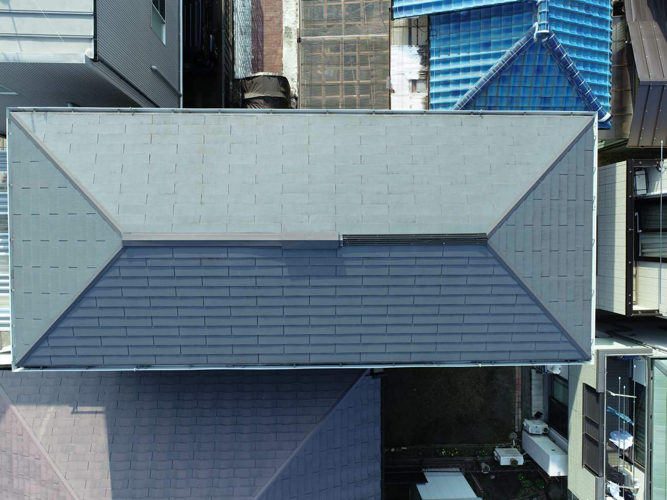 屋根を上空から撮影した様子