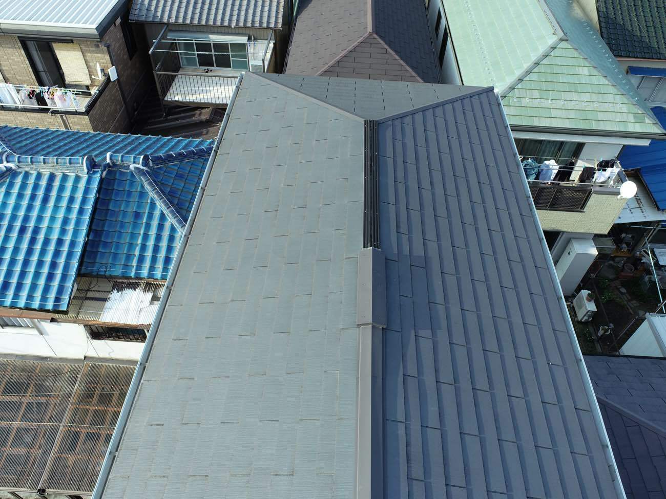 棟板金が剥がれた屋根