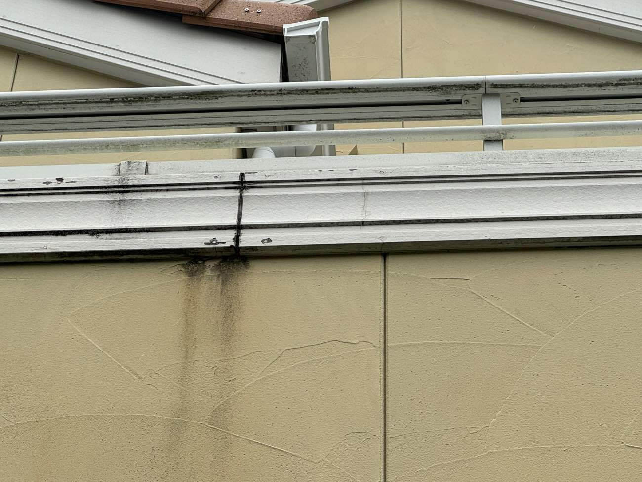 劣化したベランダの壁
