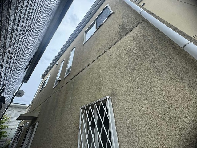 汚れが目立つ外壁