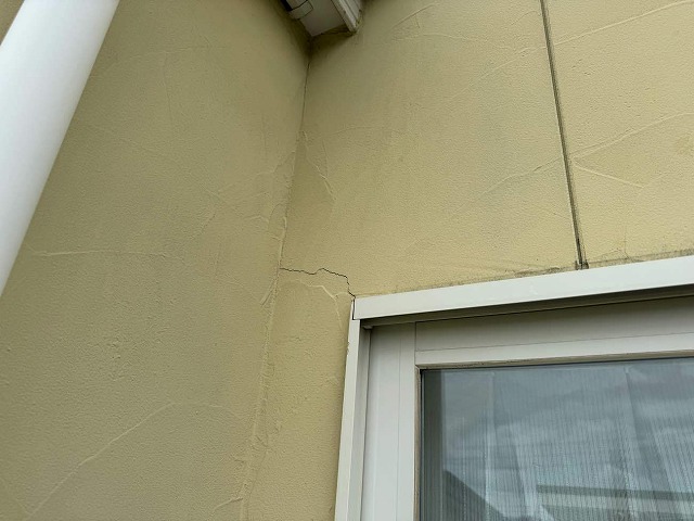 クラックの入った外壁