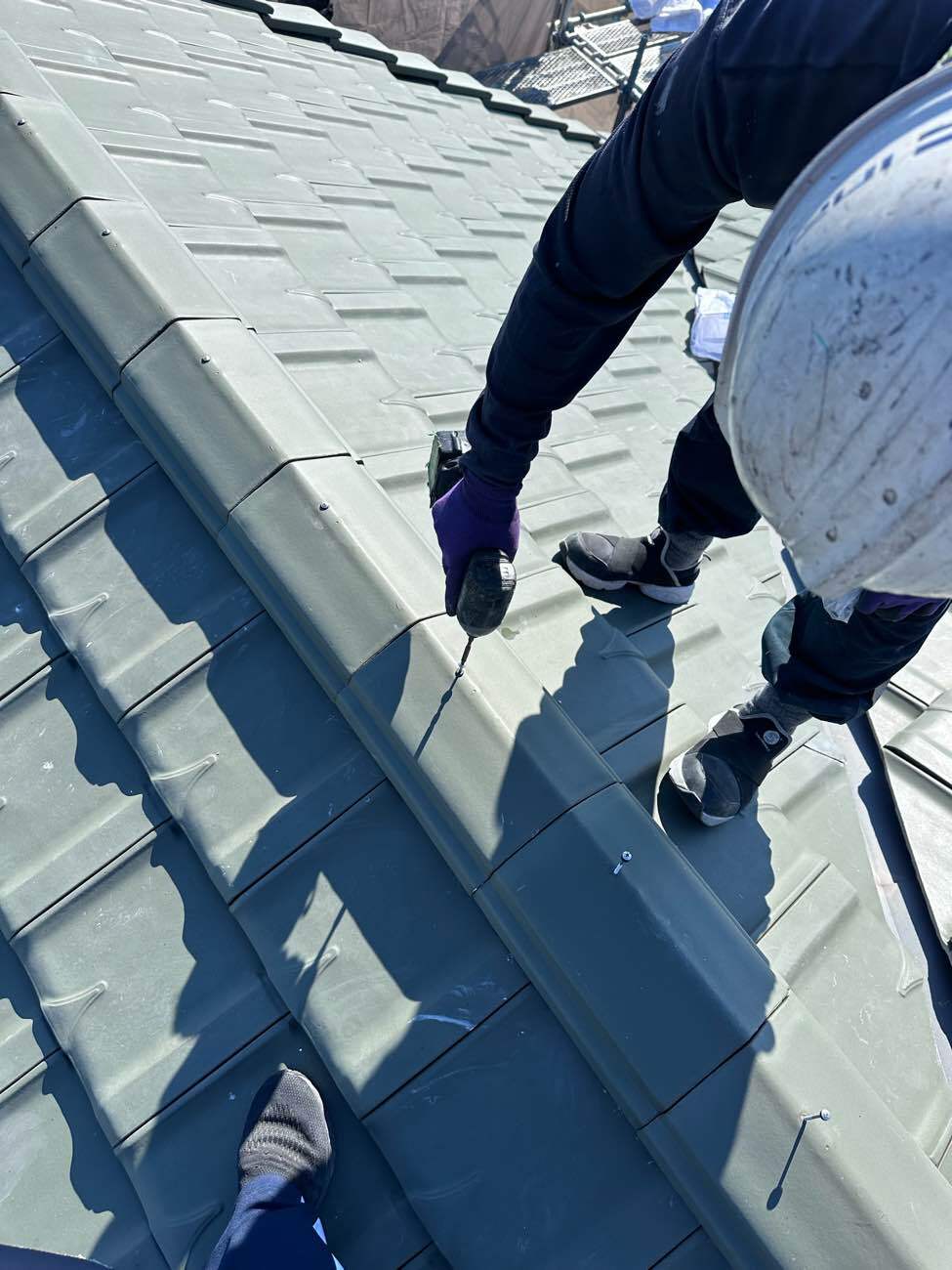 瓦をビスで固定