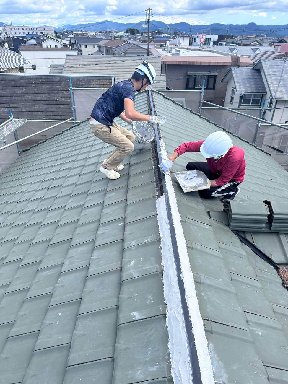 樹脂製垂木に漆喰を塗る様子