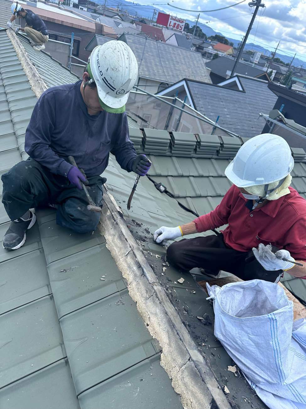 垂木を取り除く様子