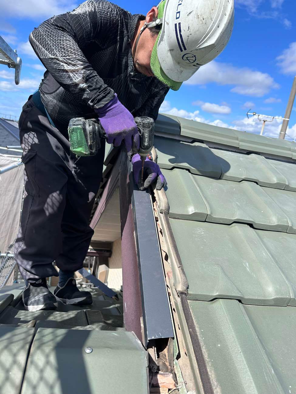 袖瓦に水切り板金を設置