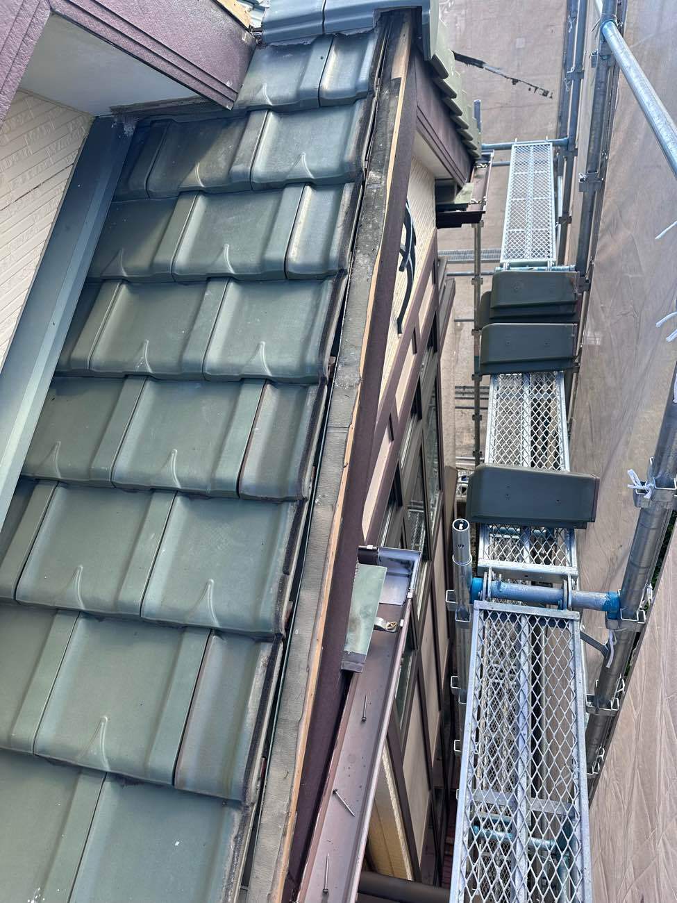 袖瓦を取り外した様子