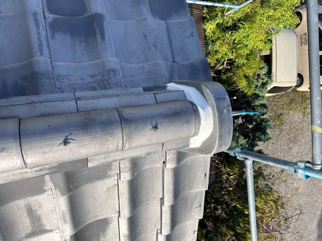 鬼瓦周りの漆喰塗装を終えた様子