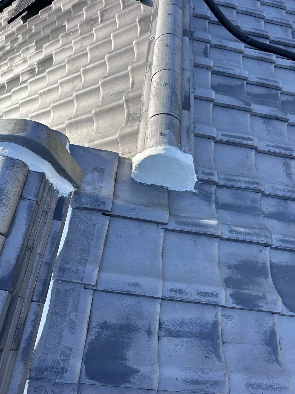 鬼瓦の漆喰塗装