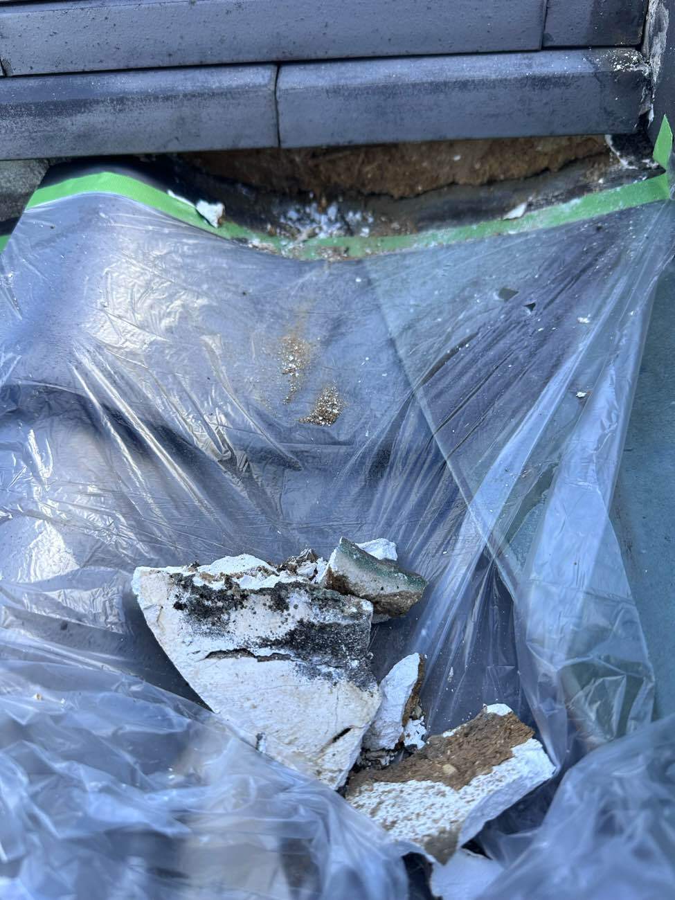 葺き土が見えている屋根