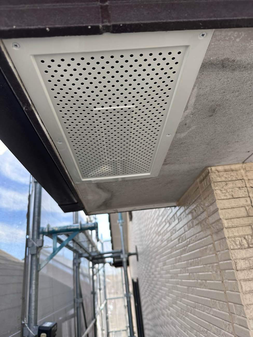 点検口を設置した軒天