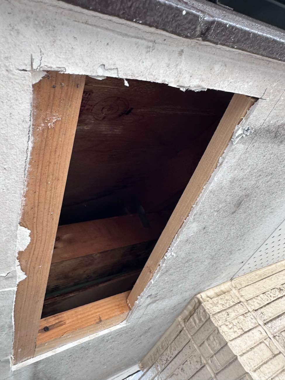 軒天に点検口を設置