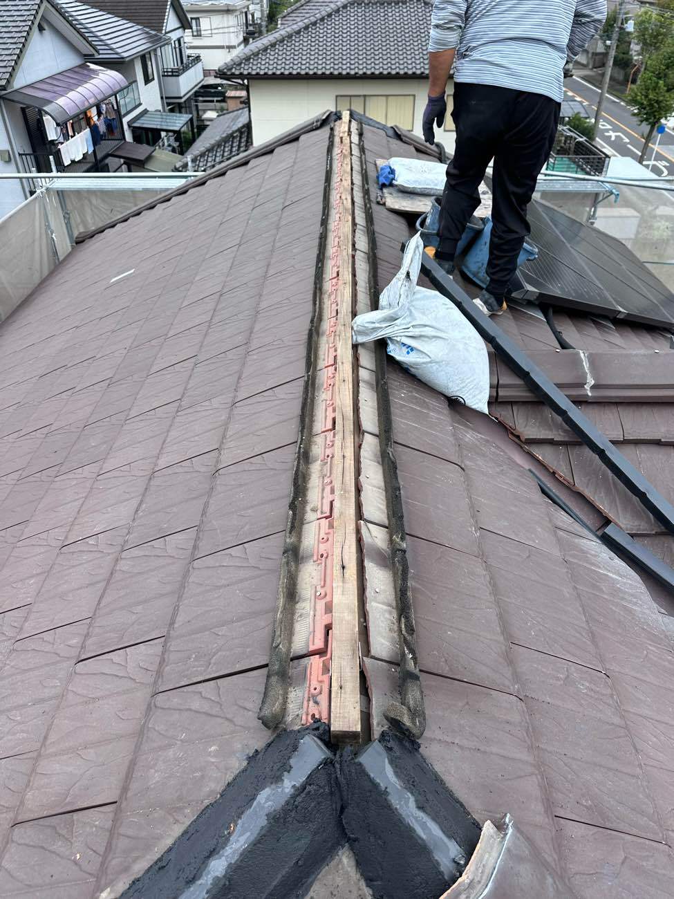 木材の土台が設置されている屋根