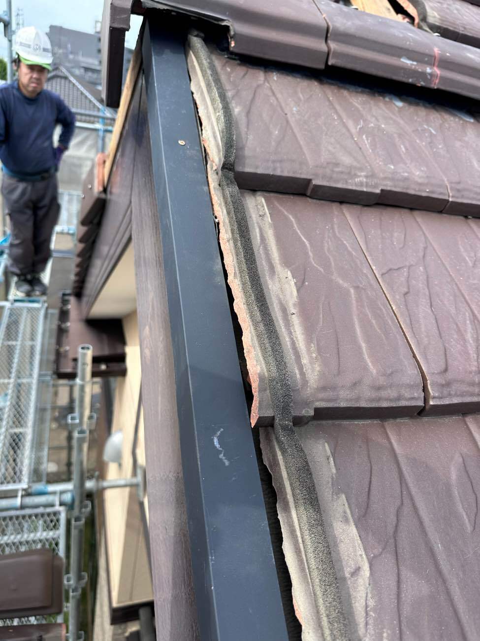 樹脂の土台を入れた袖瓦