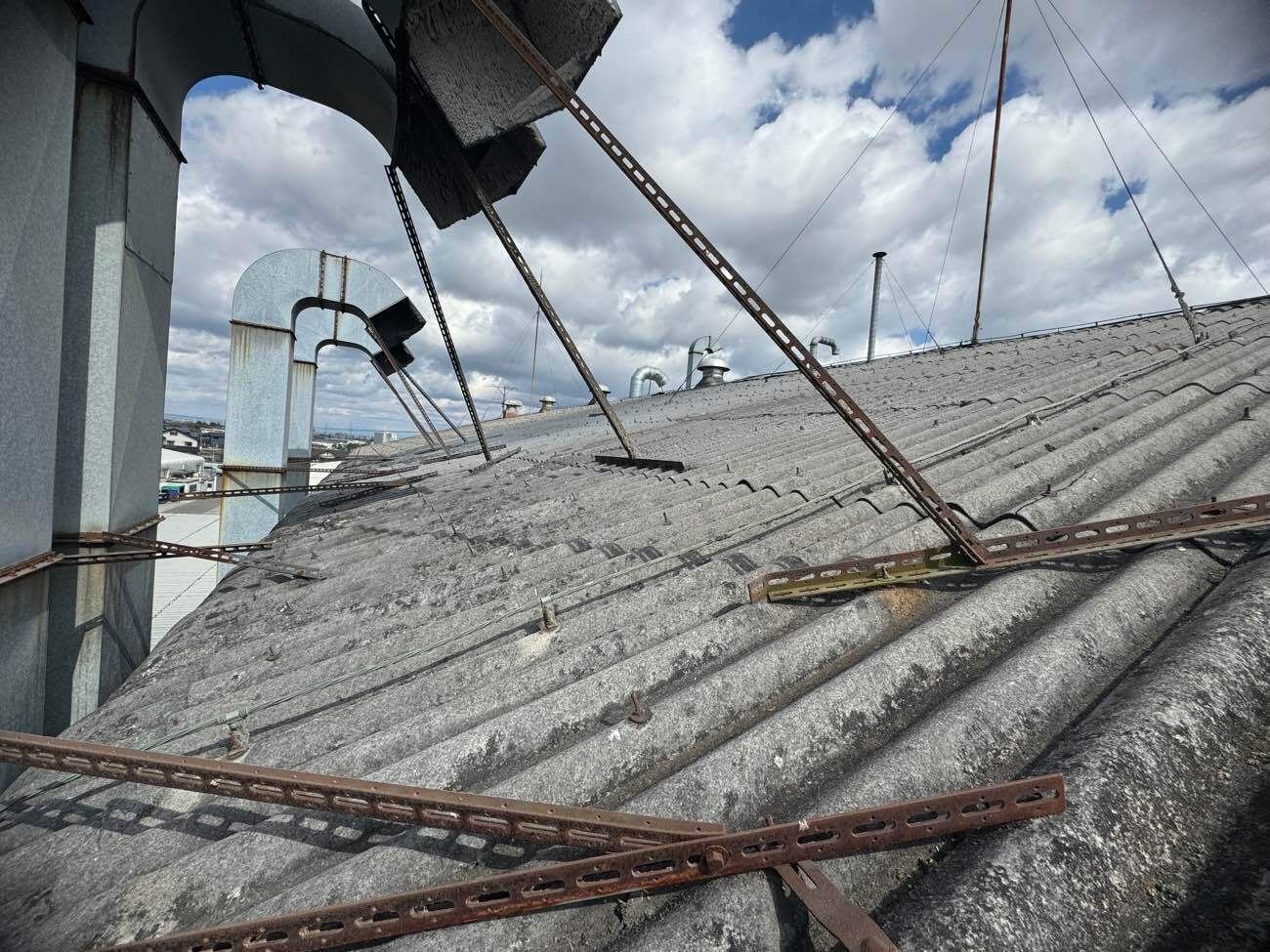 劣化した屋根