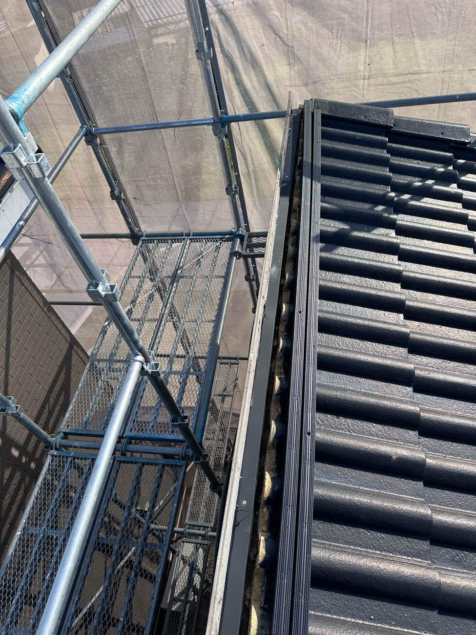 水切り板金をかぶせた様子