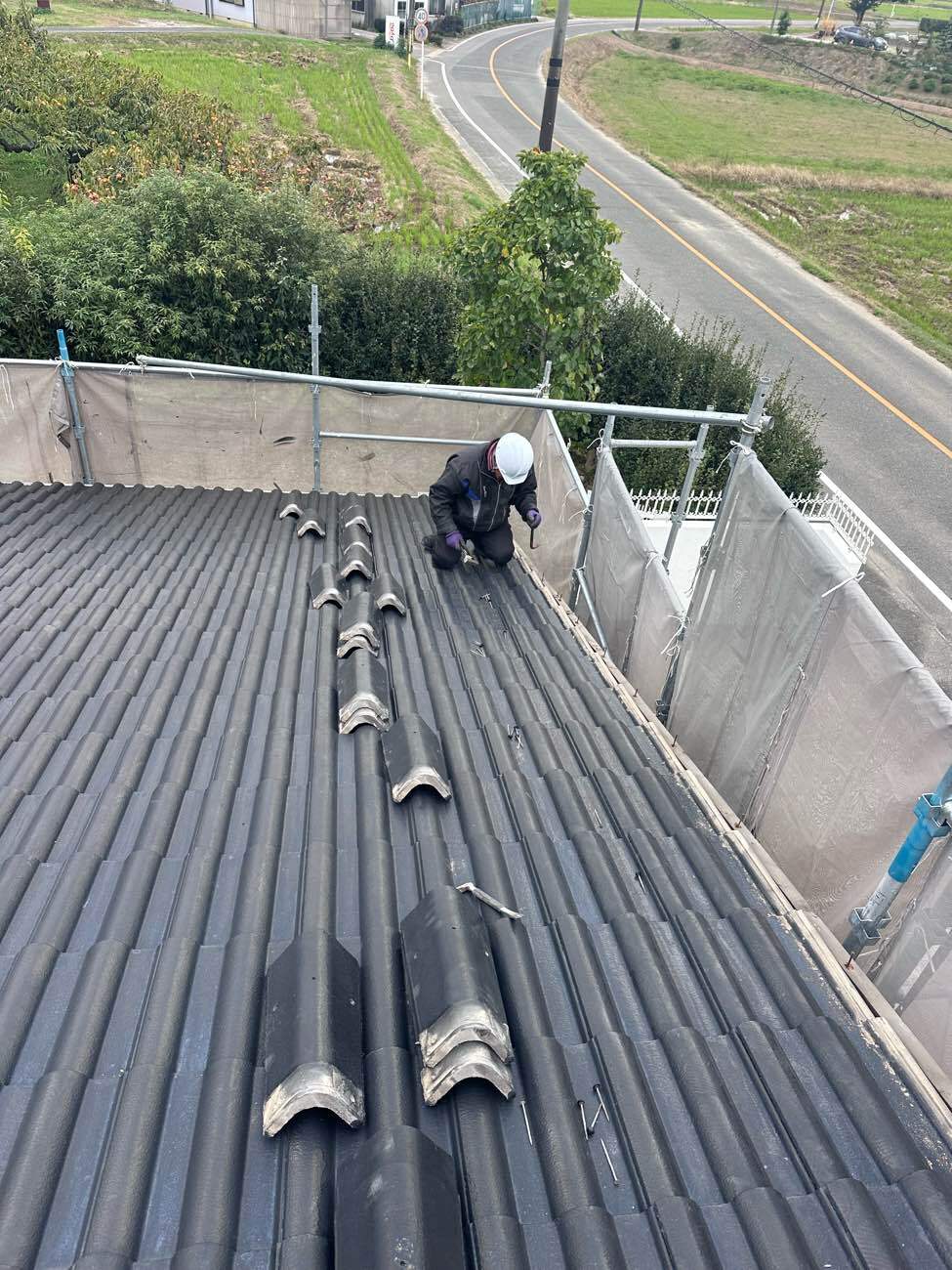 袖瓦をていねいに外す様子