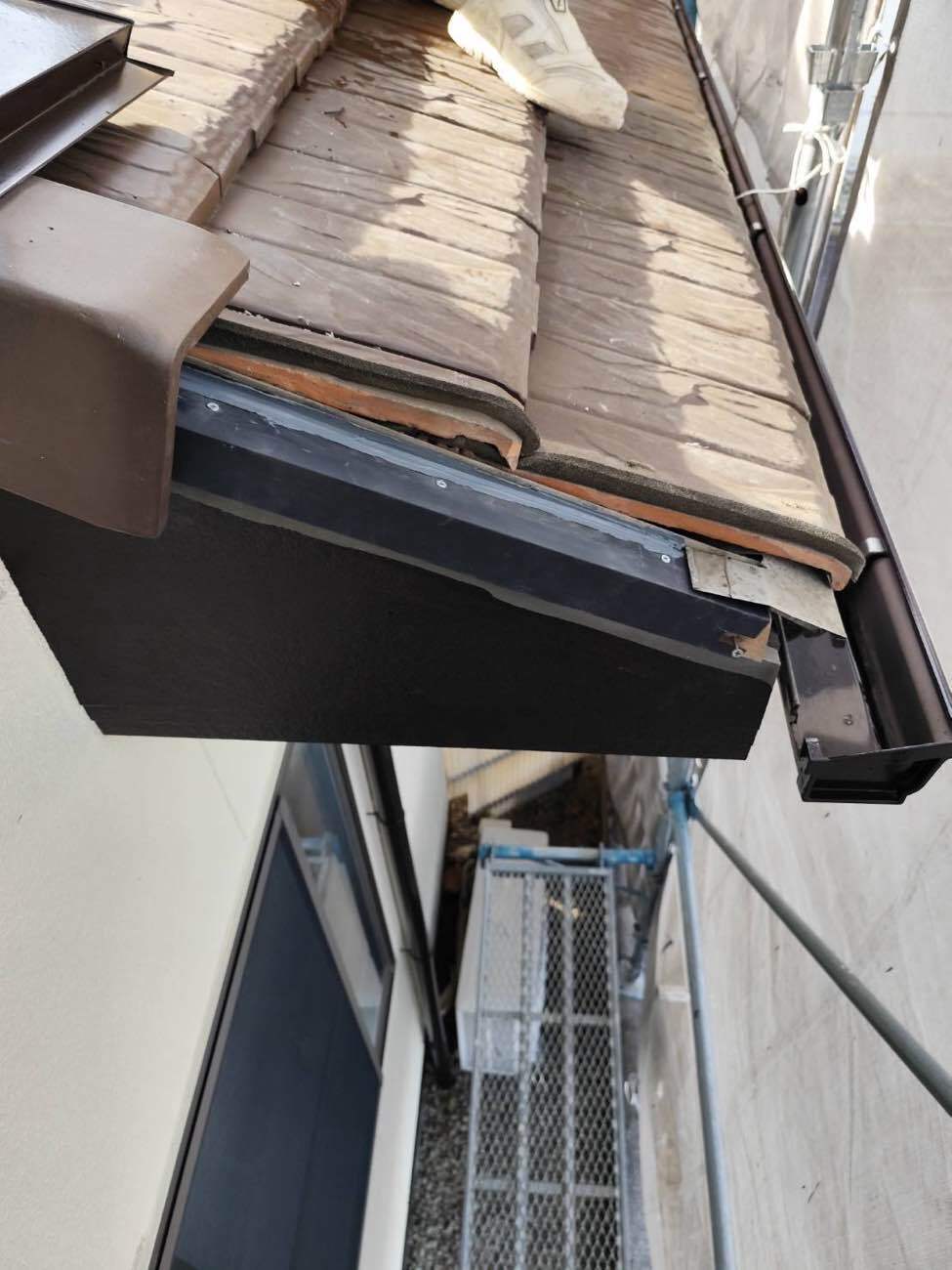 袖瓦を撤去した様子