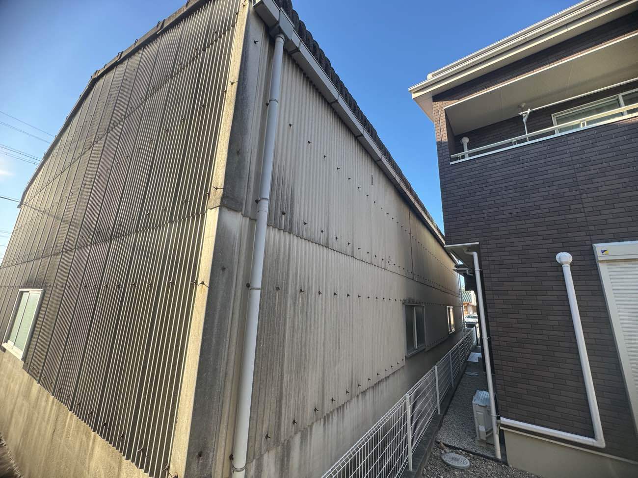 サビや苔が見える外壁