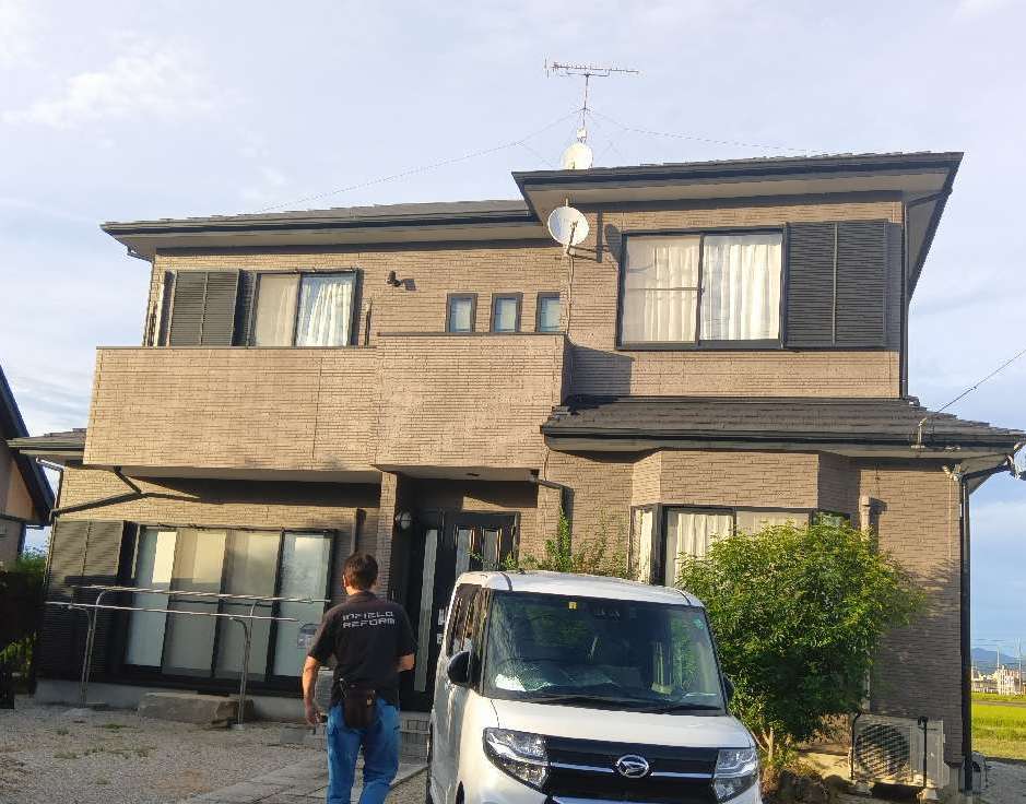 外壁サイディングの色あせを確認