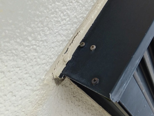 劣化した窓周りのシーリング