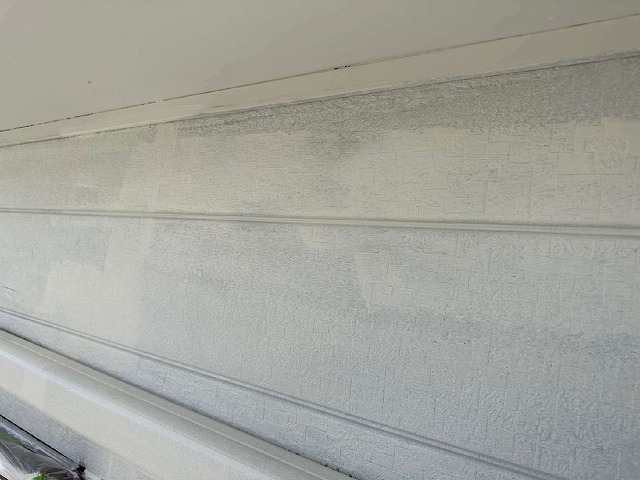 外壁塗装工事の下塗りが完了した金属サイディング