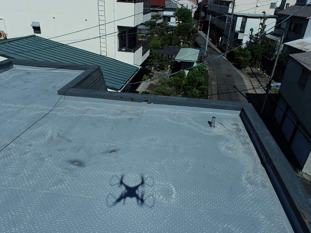 陸屋根住宅の屋上パラペット部をドローン調査