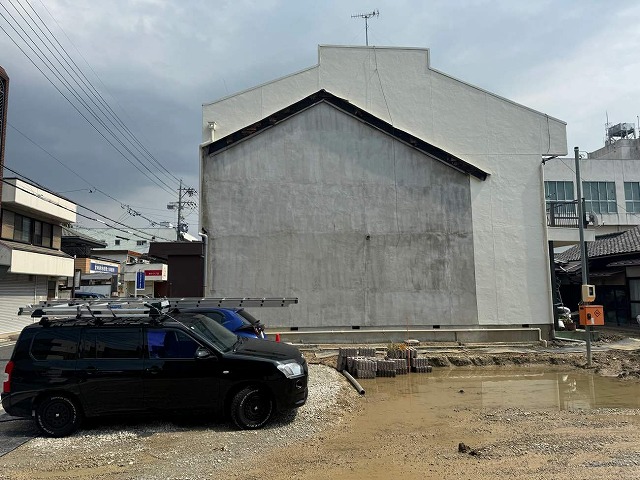 名古屋市緑区　隣家の解体で外壁のモルタル下地がむき出しになった住宅の外観