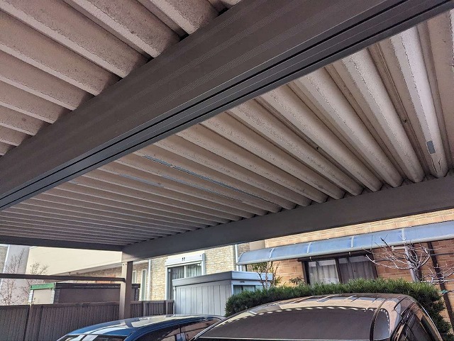 カーポートの折板屋根のペフの劣化状況を確認した現場調査