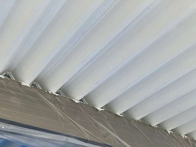 折板屋根に断熱塗料のガイナを塗って結露対策