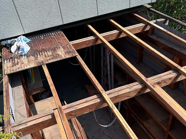 雨漏りしている物置小屋の波板と合板下地を取り外した状況