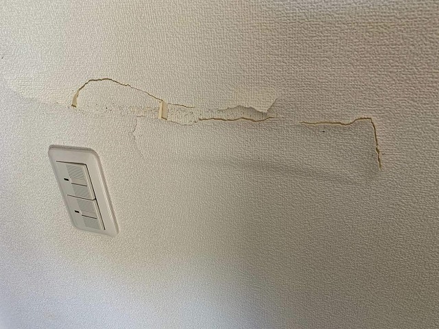雨漏りで壁のクロスが破れている状況