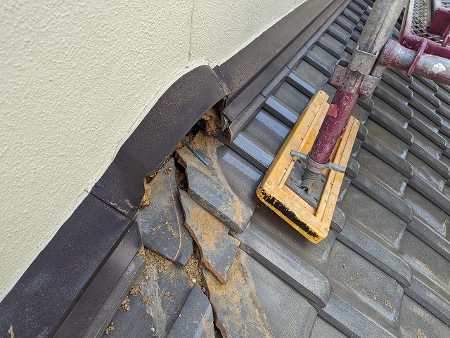 棟瓦取り直し工事で下屋根の棟部分の撤去作業