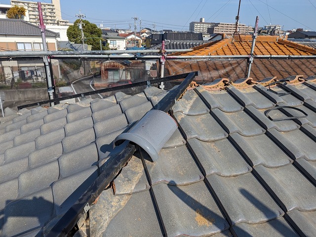 雨漏りしていた住宅で樹脂製垂木を用いた棟瓦取り直し工事