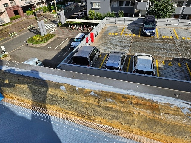 屋上防水工事のパラペット立ち上がり部へのコーキング押さえ後状況